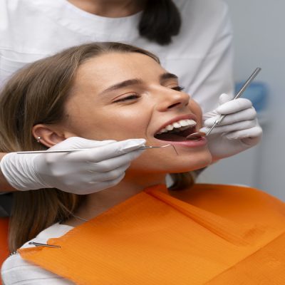 close-up-dentist-instruments